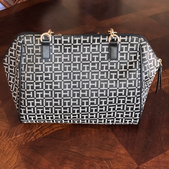 Tommy Hilfiger Handbags - Tommy Hilfiger purse